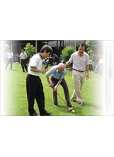 雲林榮家舉辦端午系列活動，榮民快樂在槌球場地競技。（楊春明攝）之照片