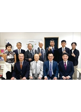 傅副主委（前右二）與日本安全保障戰略研究所理事長高井晉（前左二）及其幹部代表交。（圖／輔導會）之照片