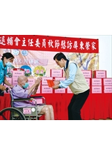 主委（右）在屏東榮家頒贈團體加菜金，由榮家101歲住民江豐（中）代表接受。（圖／屏東榮家）之照片