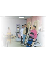 員山榮院附設市區門診部復健科以完善的設備，為患者進行肌力訓練，期使早日恢復健康。（游曼玲攝）之照片