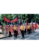 華府榮光會參加美國「國殤日華府大遊行」，榮光會會員手持中美國旗，成為最受矚目的隊伍。（輔導會提供）之照片