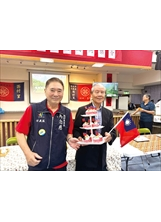 馬念慈（左）於西村里慶祝國慶及重陽節同樂會中，與榮民代表閔觀龍（前右）捧著蛋糕慶祝。（圖／馬念慈）之照片