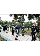 三軍儀隊護持故前國防部長李天羽一級上將忠靈罎、遺照，彰顯尊榮。（圖／軍聞社）之照片