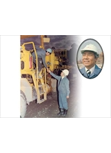 嚴孝章先生擔任榮民工程處處長時，常親臨工地慰勉工程人員辛勞，並親切和作業手握手致意。之照片