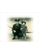 民國四十五年三月，霍嶽華擔任預八師廿三團二營少校指導員時，偕年幼的長女憲梅在高雄愛河邊留影。之照片
