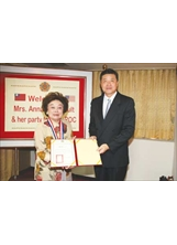 高主委頒贈榮譽章予陳香梅女士。（張光棣攝）之照片