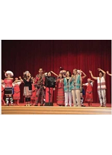 台灣原住民族袍澤發展協會前往彰化自費安養中心表演節目，勁歌熱舞，讓會場氣氛熱鬧沸騰。（吳鶯傑攝）之照片