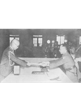何應欽上將（右）接受日本代表小林中將呈遞降書。之照片