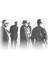 民國53年8月間，先總統  蔣公（中）由經國先生陪同巡視古寧頭。之照片
