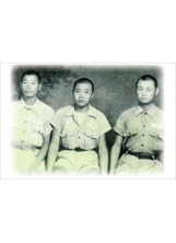 民國38年11月間，黎錫鈞（左一）於古寧頭戰後，偕同班戰友劉香（中）、李慶雲合影「慶生」。