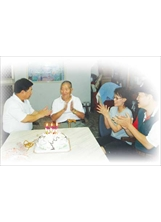 高雄市榮服處處長金筱輝（左一）訪慰百歲人瑞王寶華老先生（左二），為其慶生祝壽，場面溫馨。（傅忠民攝）之照片