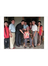 雲林榮服處處長盧凱生（左三）帶領服務人員訪慰百歲人瑞陳世海老先生，讓人瑞歡度佳節。（陳桂榮攝）之照片
