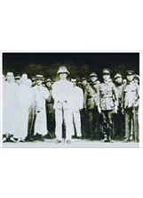 國父為革命建國理想在黃埔創立陸軍軍官學校，圖為  國父與先總統  蔣公在開學時留下的珍貴歷史畫面。之照片