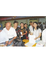 高雄市榮服處舉辦「榮民娶大陸配偶生活輔導座談會」，榮民榮眷踴躍參與。    （傅忠民攝）之照片