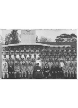 民國55年11月30日，先總統  蔣公及夫人於陸軍官校與應屆畢業生合影留念，前排右二為前美軍顧問團團長強生少將。（王玉麒提供）之照片