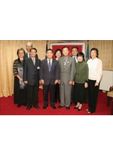劉國傳秘書長（前排左三）與來訪之奧克拉荷馬榮光會會員合影留念。（張光棣攝）之照片