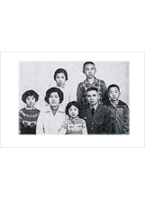 民國51年春，住在博愛新村克難眷舍的王映湘伉儷（右二、左二）一家人，難得留下這幀全家福。之照片