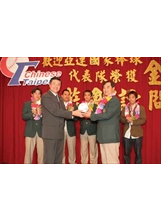 出身榮工棒球隊的亞運中華棒球代表隊總教練葉志仙（右二）回到「娘家」輔導會，特別致贈高主委（左二）全隊簽名球。（張光棣攝）之照片
