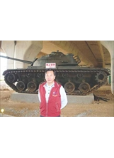 榮民村長卓榮騰，利用高架橋道路下空地成立軍史公園，後方即為展示的陸軍Ｍ48Ａ3戰車。（辛玉山攝）之照片