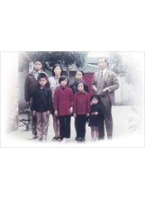 民國62年2月間，姜維、張淑惠伉儷（後排右一、左二）一家八口住台北三峽時，在自宅前院門庭內留影。之照片