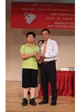 榮民子女陳宗蔚（左）在榮獲亞太地區「小學數學奧林匹亞競賽」金牌後與其父陳耀星合影。（陳耀星提供）之照片