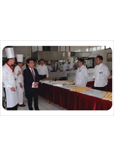 劉國傳副主任委員（左三著西裝）視察訓練中心中式烘焙班成果展示。（張長茂攝）之照片