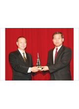 林文山副主任委員（左）接受第八處處長郭建忠呈獻第八屆公共工程金質獎獎座。（楊進雄攝）之照片