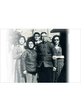 民國六十五年間，王珍（右一）大學畢業返鄉服務，和父母、弟妹在建國八村合影。（董褔全攝）之照片