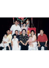 殷勝祥伉儷（右一、右二）和親家曹仁豪伉儷（左二、左三）以及女兒女婿（後立者）、外孫子女合影。之照片