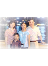 楊湧耀、曹美華伉儷（右一，左一）一家人，都愛讀萬卷書、行萬里路。之照片