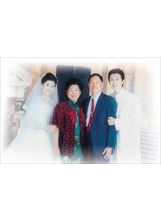 民國九十一年間，許榮、陳金菊伉儷（中）和新婚兒媳勇信、林品均合影。之照片