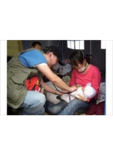 台北榮總實驗外科主任陳維熊（左）在大陸四川災區為嬰兒診療。（台北榮總提供）之照片