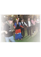 板橋榮家榮民在阿里山上與原住民歌舞同樂。（穆晶晶攝）之照片