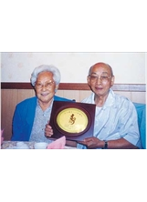 民國九十一年八月，陳炬生（右）祝賀愛妻熊竹芬八十壽辰時合影。之照片
