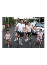 劉清汶、蔡盛梅伉儷和一對可愛的兒女，利用假日一起騎自行車出遊。之照片