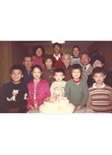 民國七十五年，作者韓如華（三排左一）和母親蕭靜秋（二排左二）及家人一起為父親韓仲銓（二排左三）慶祝七十二歲生日。之照片