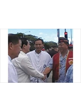 馬總統（左二）過境夏威夷，向榮光會理事長劉邦智（右一）握手致意。（夏威夷榮光會提供）之照片