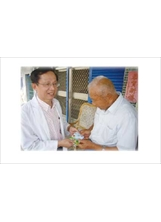 員山榮院游院長（左）發給榮民盧永遠老先生健康護照。（王貽榮攝）之照片