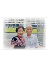  民國九十八年一月，林偉年、吳紅娟伉儷出外旅遊時合影。之照片