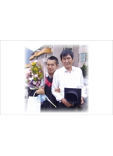 王景新（左）大學畢業時，和父親王瑞林先生在校園合影。之照片
