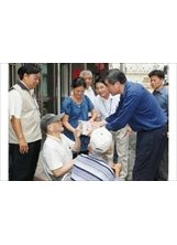 高主任委員（右二）慰問安置於屏東東隆宮的大鵬新村榮民陳木春。（孫利安攝）之照片