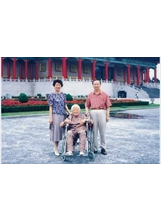 陳邦夔（右）、丘淑華伉儷偕同岳母梁仕清女士在台北國家音樂廳前留影。之照片