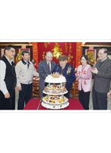 板橋榮家榮民饒秀山老先生（右三）歡度百歲壽誕，輔導會曾金陵主任委員（左三）前往賀壽，一起切蛋糕。（孫利安攝）之照片