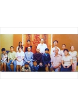 民國九十七年秋，吳志文（前排左四）歡度八十歲生日，和妻子（前排左三）及兒孫合影。之照片