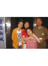 民國九十九年，趙蘊祥（左二）偕夫婿陳青田和兩位女兒在新建眷舍前合影。之照片