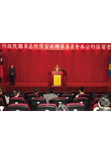 輔導會呂嘉凱副秘書長（中）介紹國際人權兩公約專題演講人–輔仁大學學士後法律學系助理教授姚孟昌。（孫利安攝）之照片