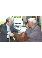 曾金陵主任委員（左）訪視第一百位榮民張青傑，關心生活起居。（陳振興攝）之照片