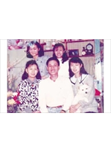 民國七十七年，陳秀玲（後排左一）在工協新村眷舍客廳和姊姊及姊夫合影。之照片