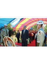 輔導會曾金陵主任委員（主祭者）於嘉義縣梅山公園，祭悼六十年前於草嶺潭殉難的七十四位英靈。（祁樂生攝）之照片