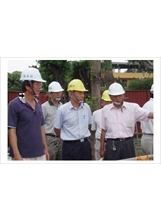 輔導會呂嘉凱副秘書長（前中）前往板橋榮家督導中程計畫工程執行情形。（林逢祺攝）之照片